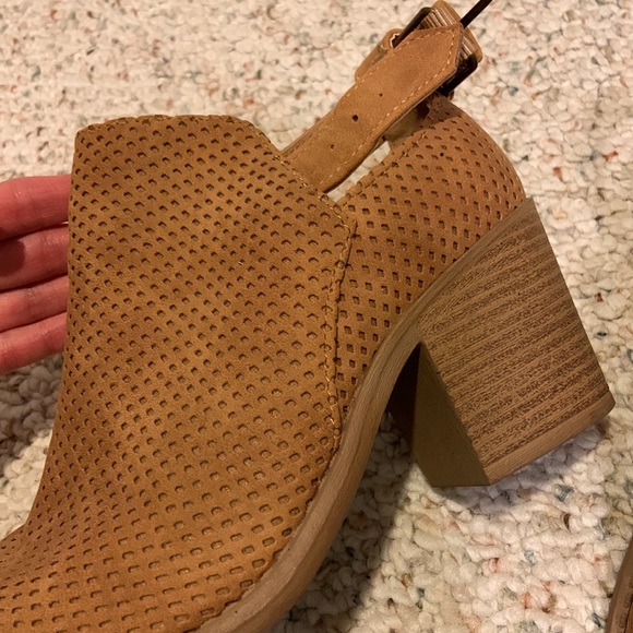 Qupid tan booties with buckle - Picture 8 of 9